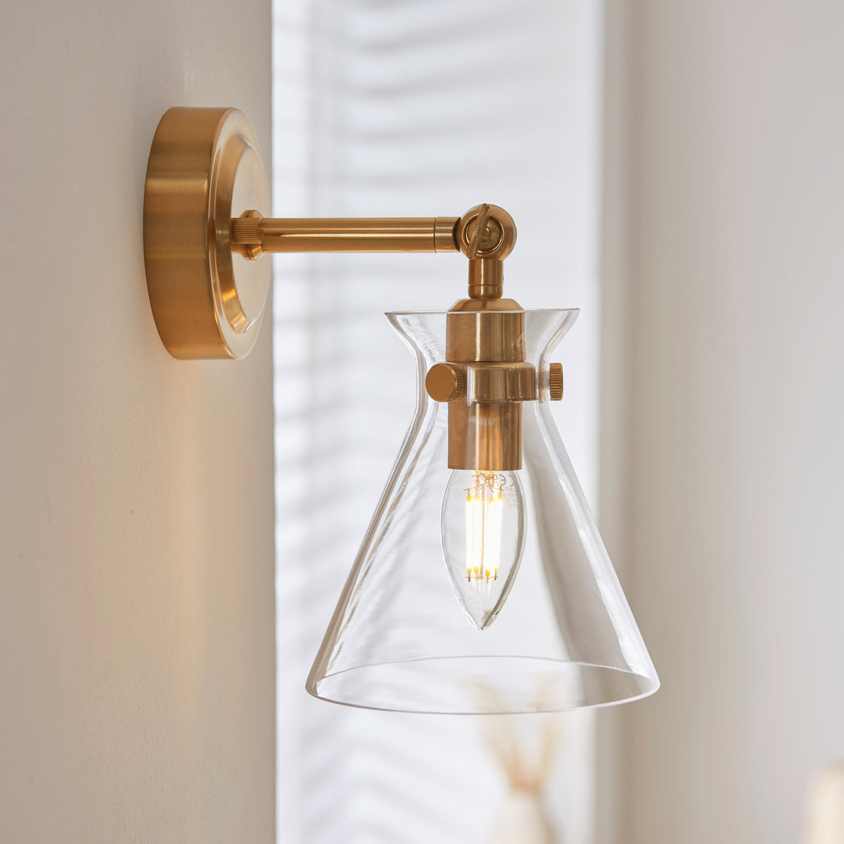 112861 Harlow Wall Light Brass