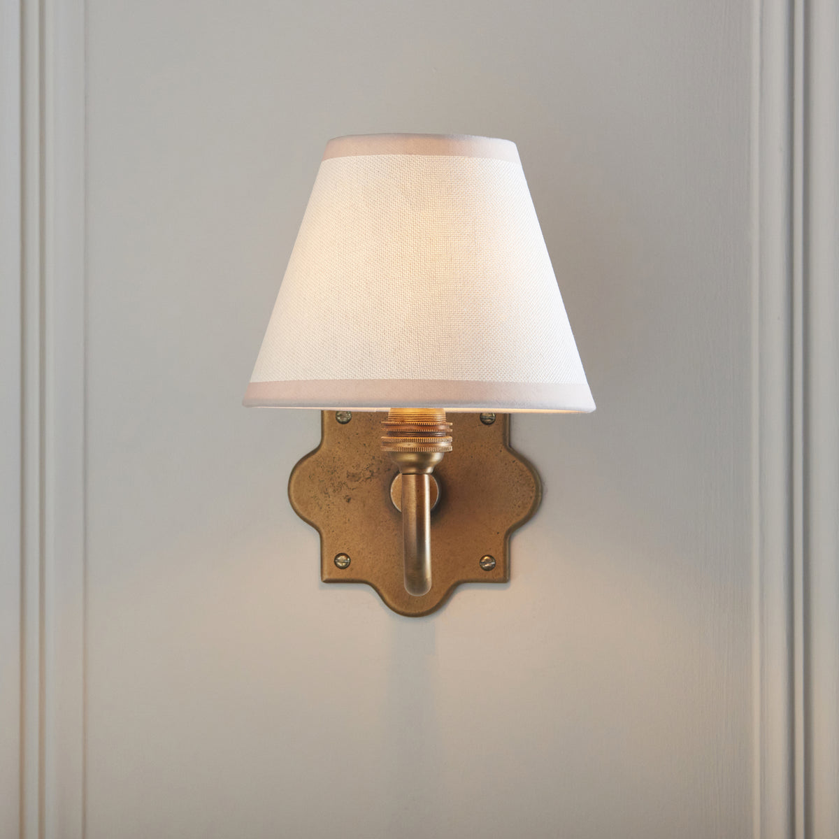 113759 Anvil Curve & Ivy 16cm Wall Light Brass White