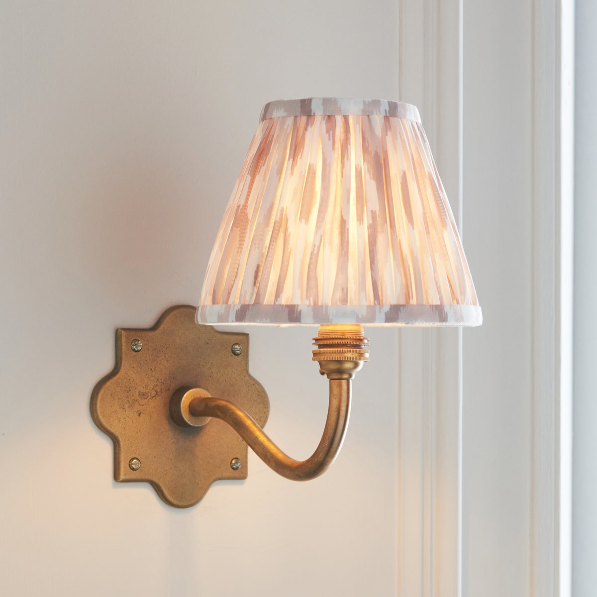 113763 Anvil Curve & Ikat 16cm Wall Light Brass