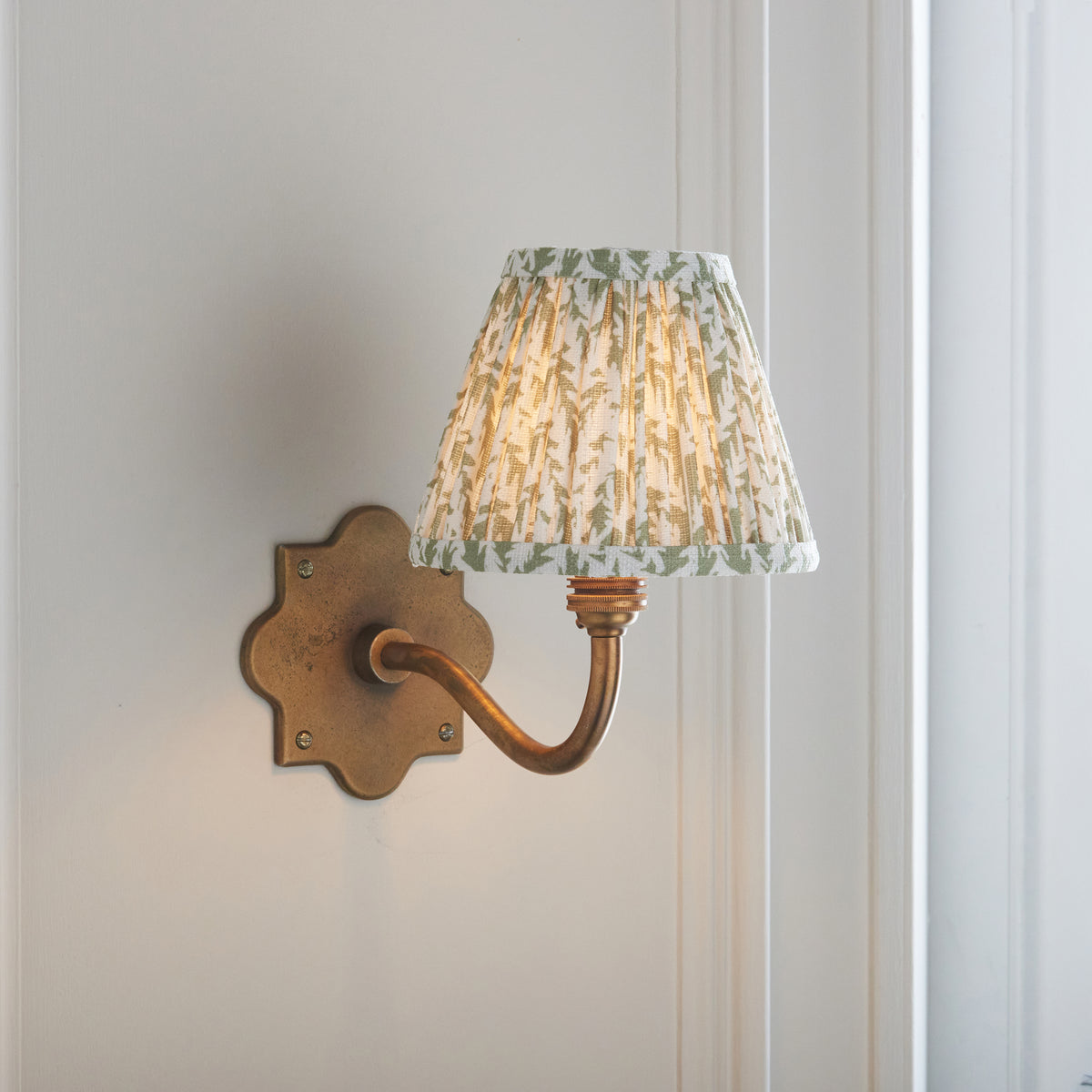 113768 Anvil Curve & Leaf 16cm Wall Light Brass Green