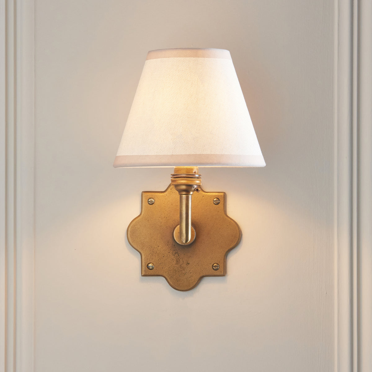 113782 Anvil Angle & Ivy 16cm Wall Light Brass White