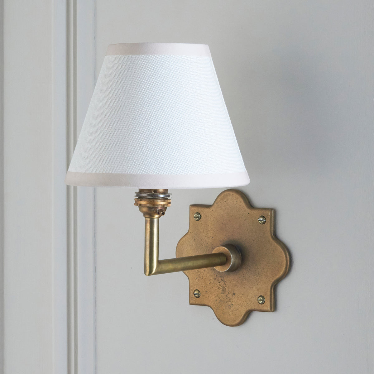 113782 Anvil Angle & Ivy 16cm Wall Light Brass White