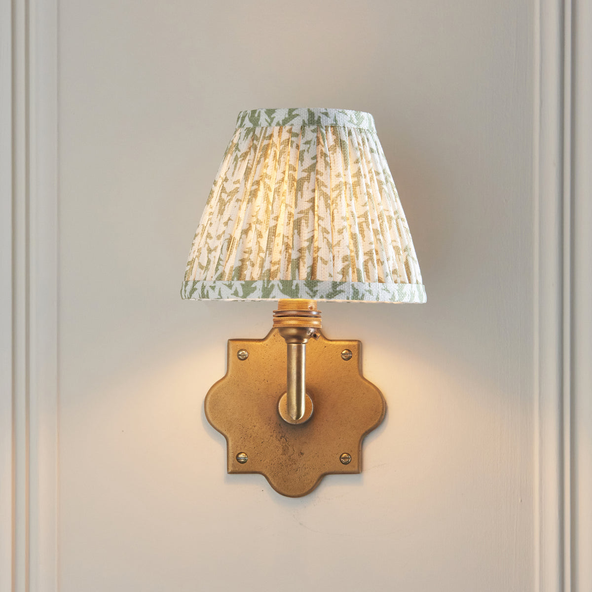 113791 Anvil Angle & Leaf 16cm Wall Light Brass Green