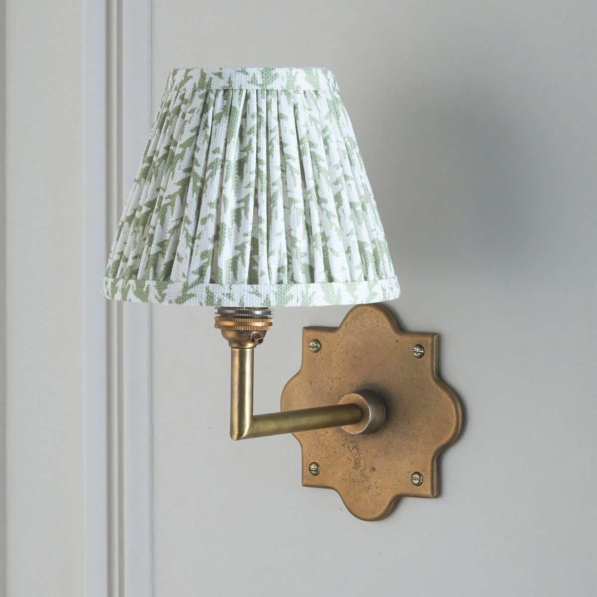 113791 Anvil Angle & Leaf 16cm Wall Light Brass Green