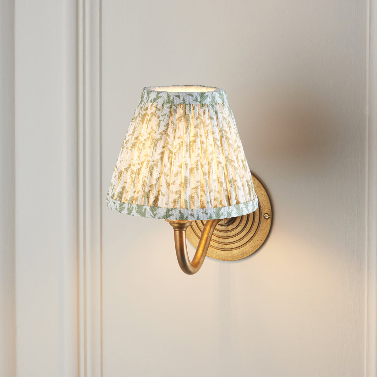 114090 Ripple Curve & Leaf 16cm Wall Light Brass Green