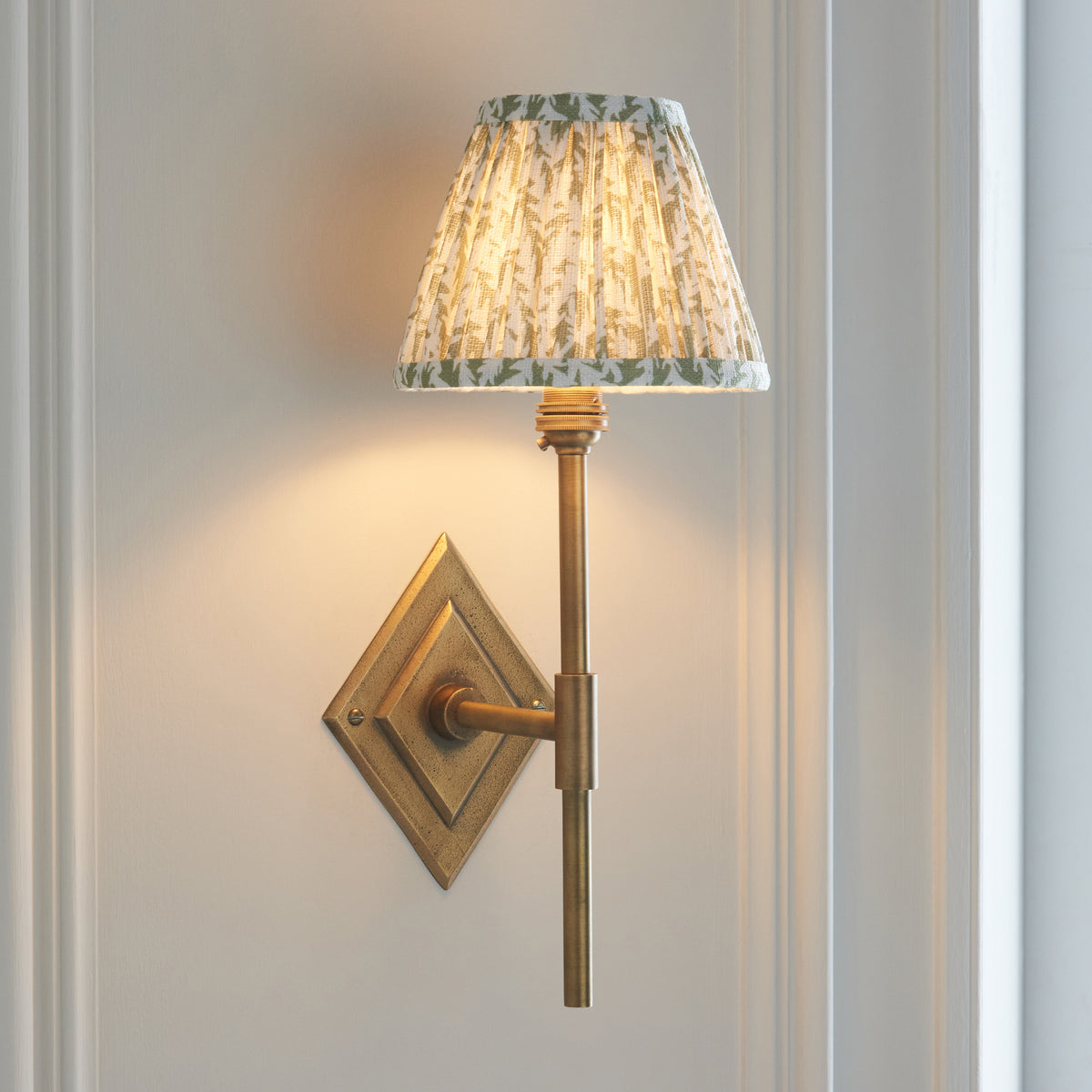 114133 Diamond Tall & Leaf 16cm Wall Light Brass Green
