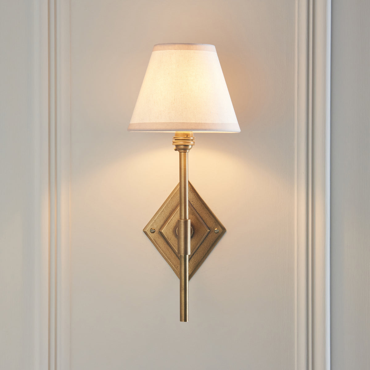 114144 Diamond Tall & Ivy 16cm Wall Light Brass White