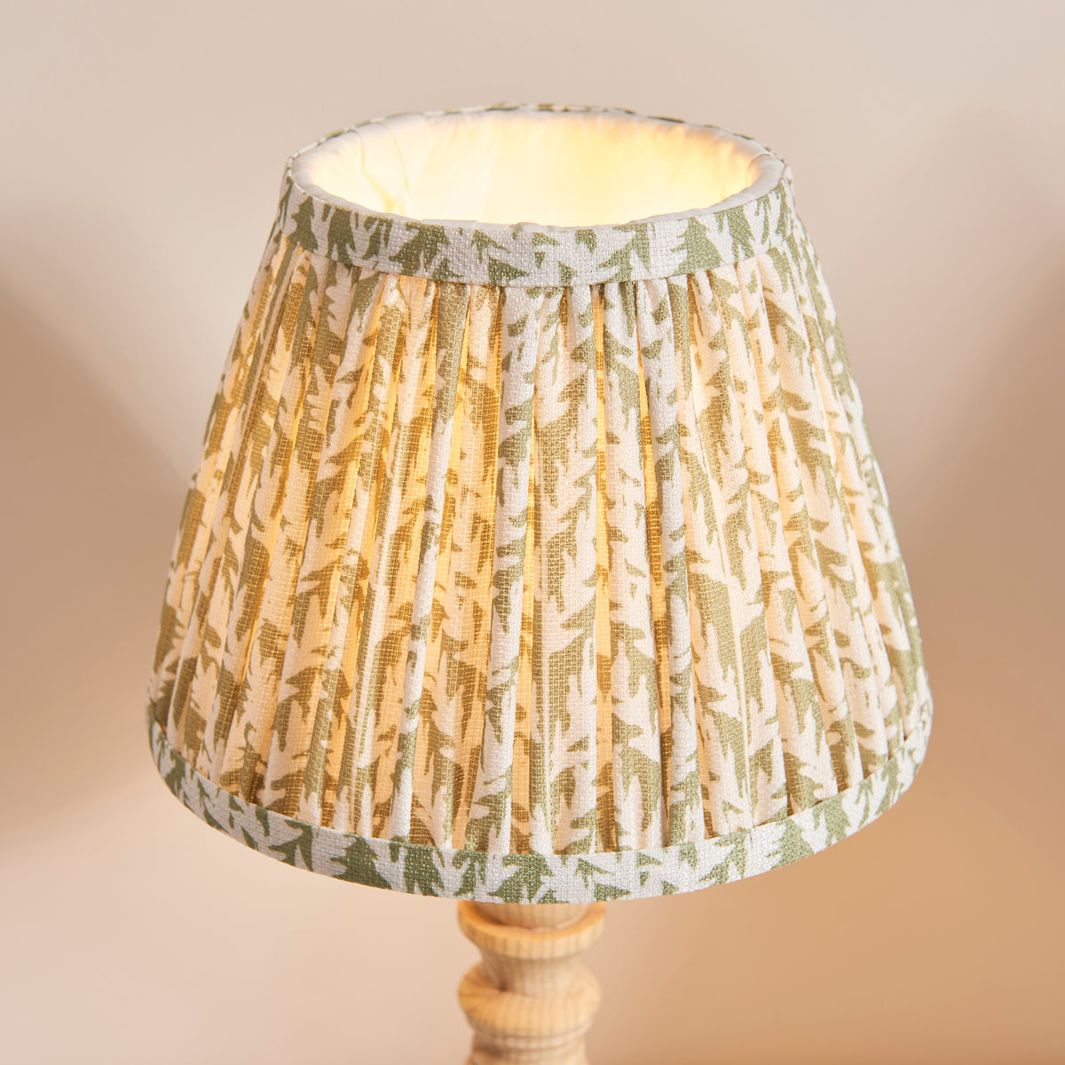 114285 Bibury & Leaf 20cm Table Lamp Wood Green