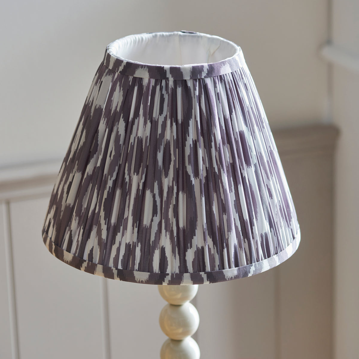 114689 Higgledy & Ikat 25cm Table Lamp White Grey