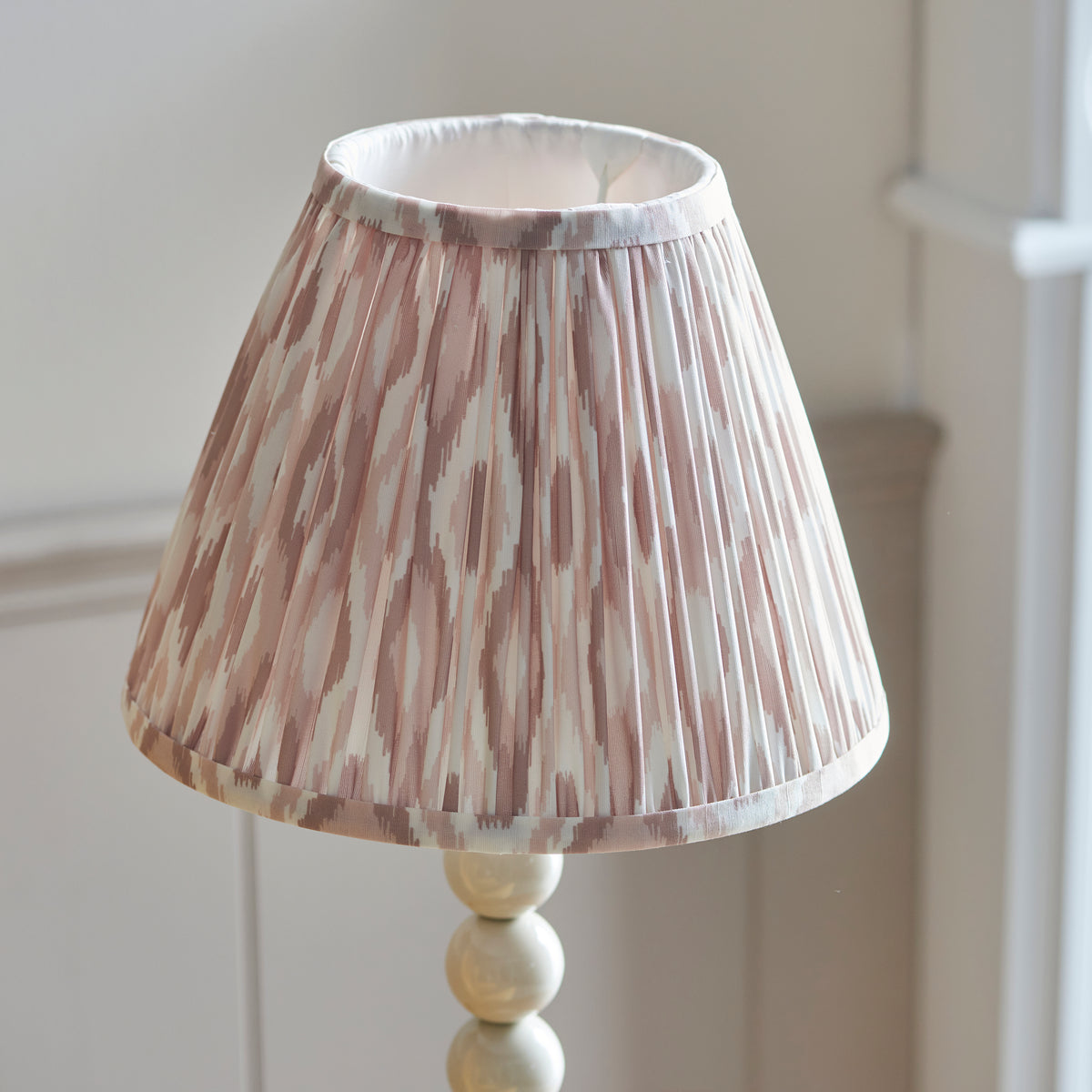 114694 Higgledy & Ikat 25cm Table Lamp White