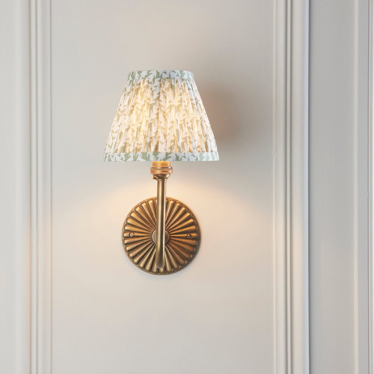 115287 Dahlia Swan & Leaf 16cm Wall Light Brass Green