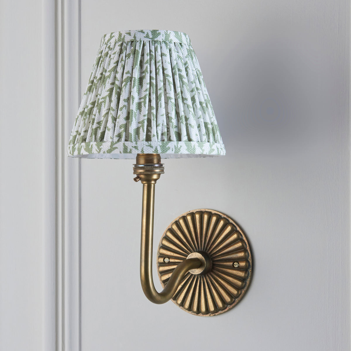 115287 Dahlia Swan & Leaf 16cm Wall Light Brass Green