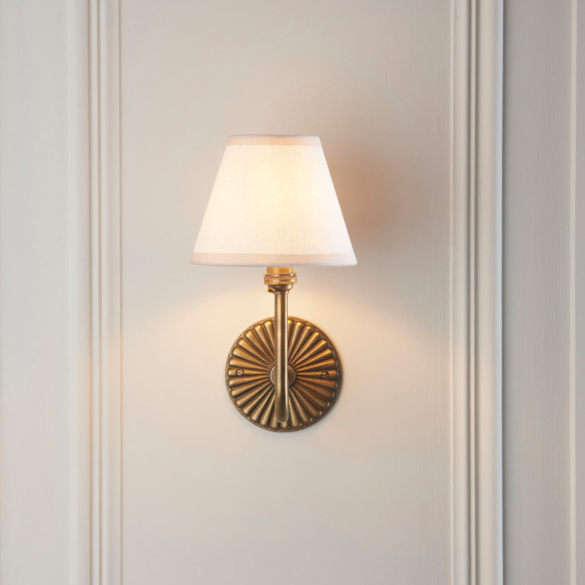 115297 Dahlia Swan & Ivy 16cm Wall Light Brass White