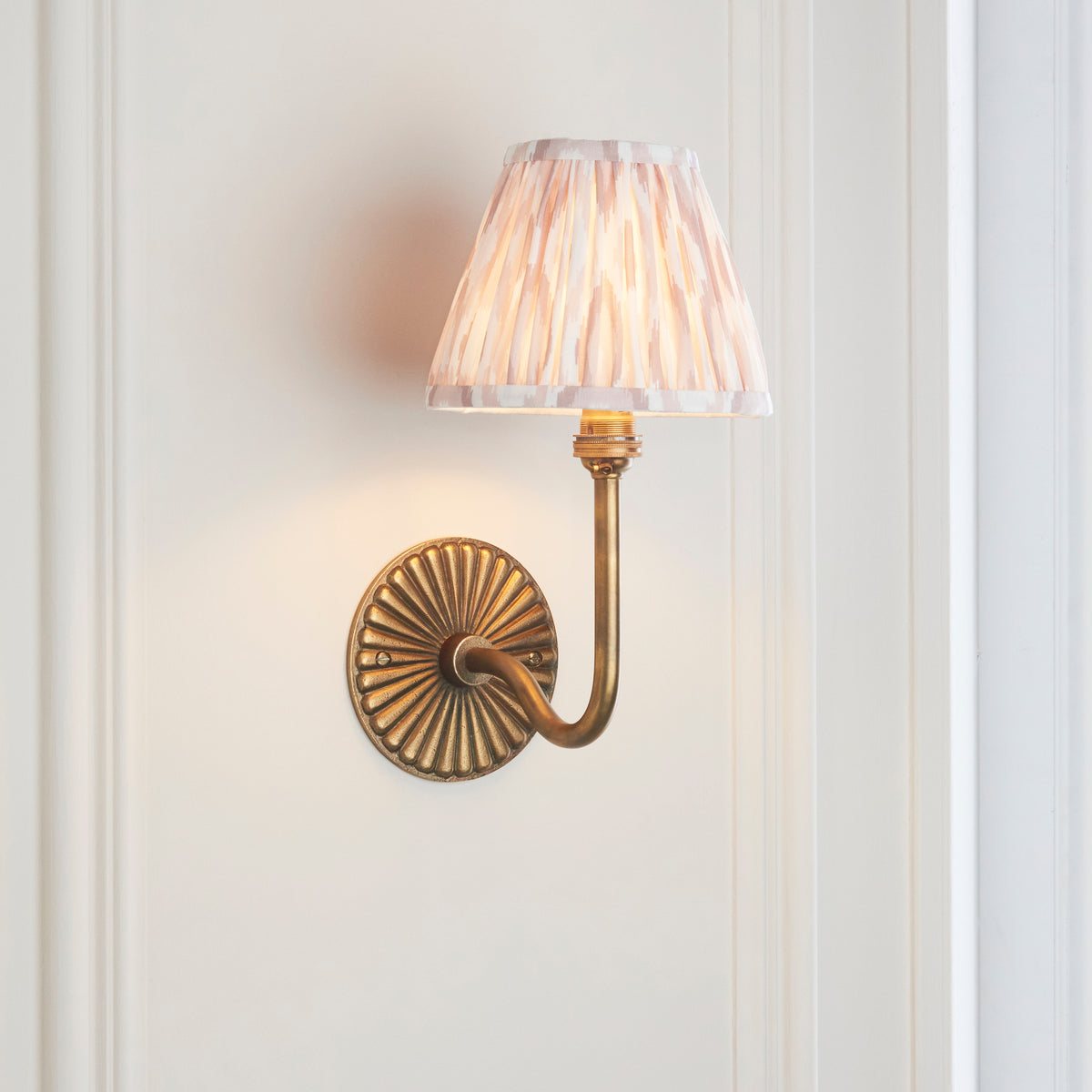 115298 Dahlia Swan & Ikat 16cm Wall Light Brass