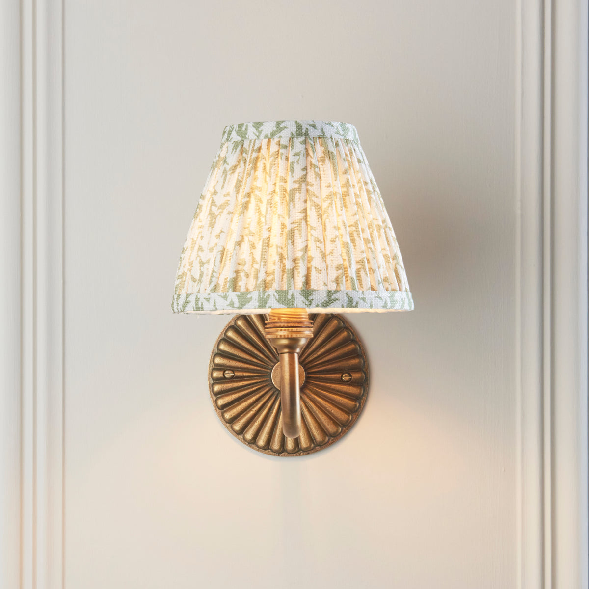 115303 Dahlia Curve & Leaf 16cm Wall Light Brass Green