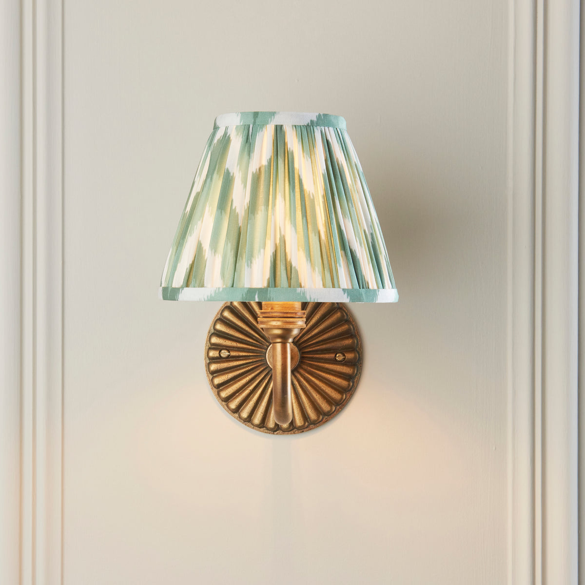115308 Dahlia Curve & Zigzag 16cm Wall Light Brass Green