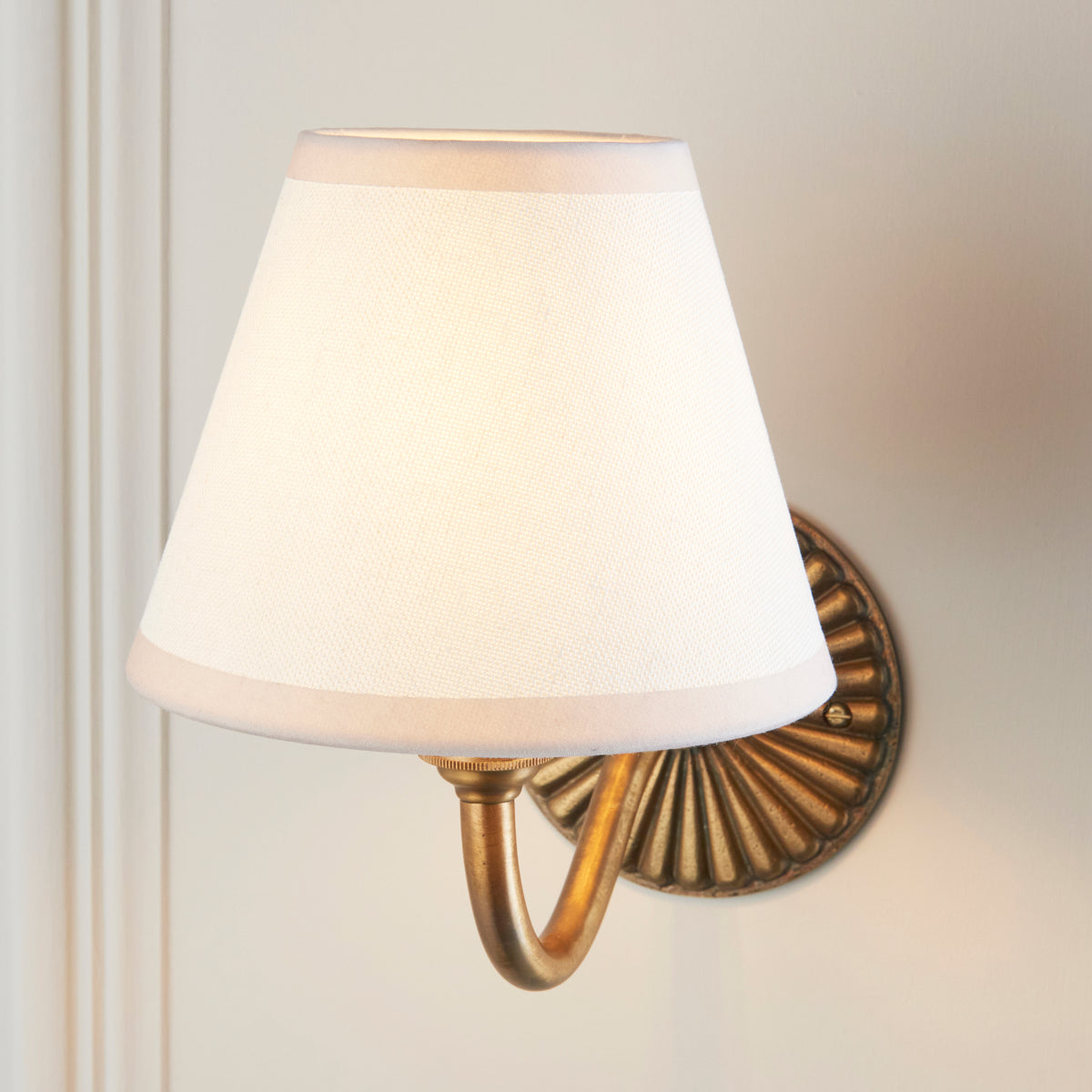 115313 Dahlia Curve & Ivy 16cm Wall Light Brass White