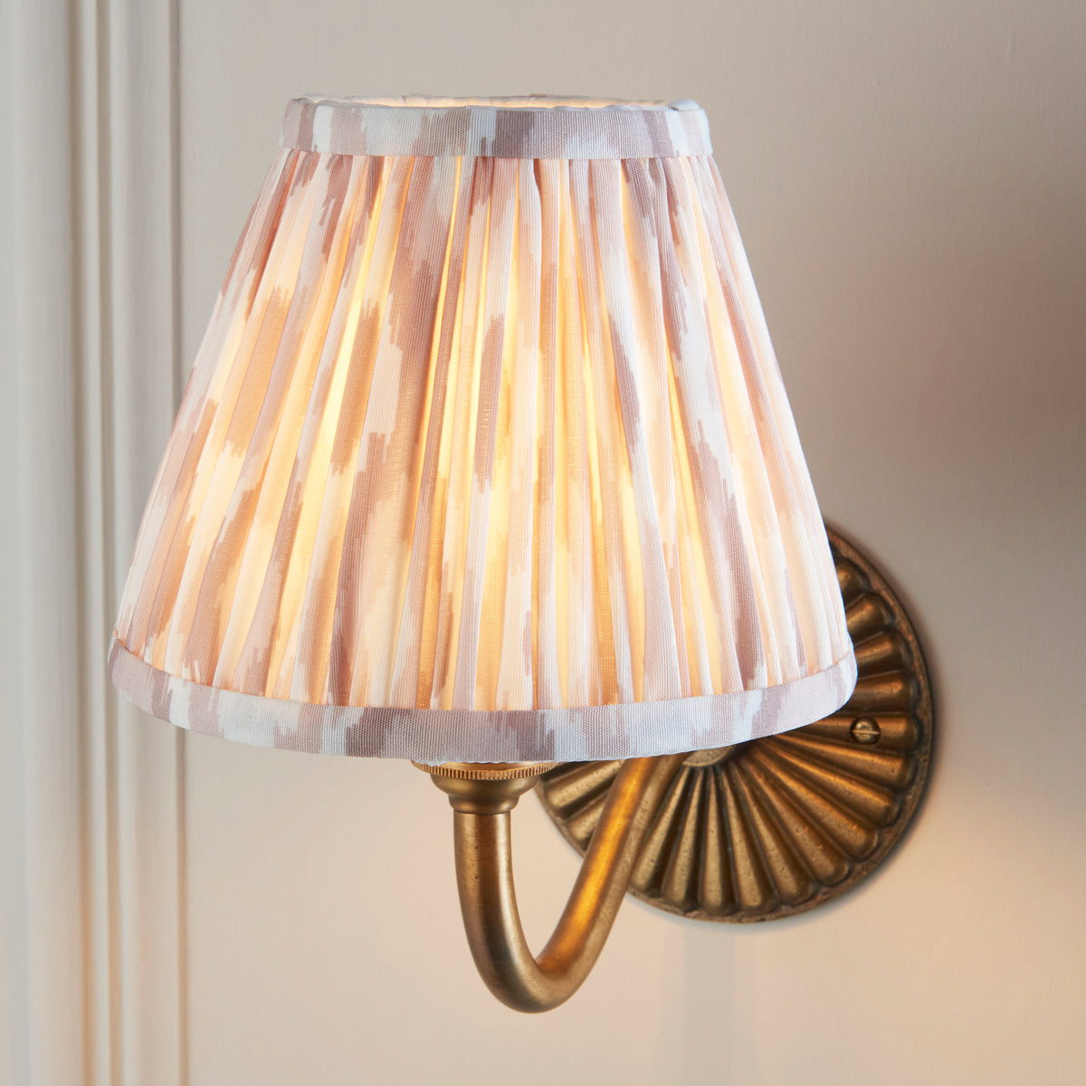 115314 Dahlia Curve & Ikat 16cm Wall Light Brass