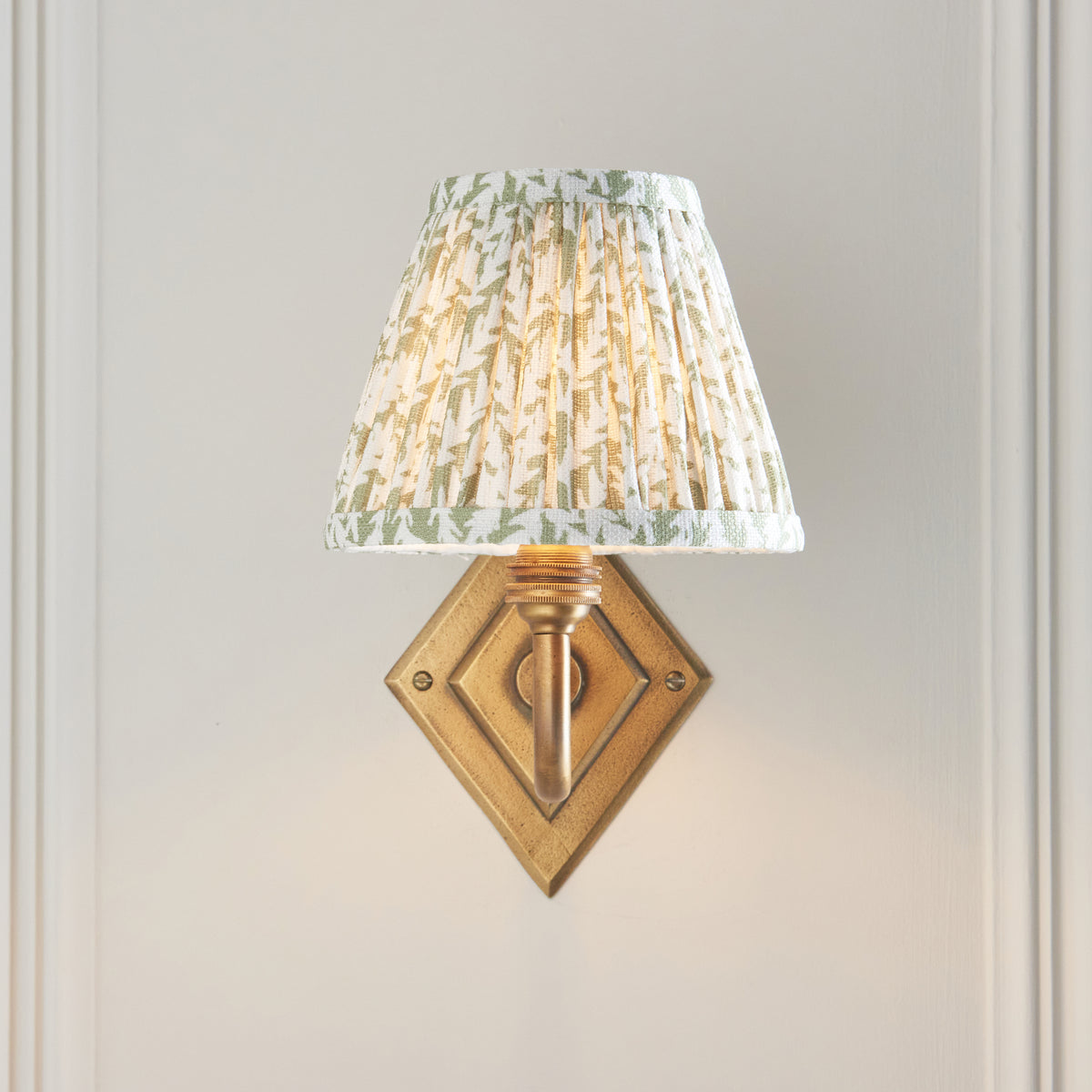 115395 Diamond Curve & Leaf 16cm Wall Light Brass Green