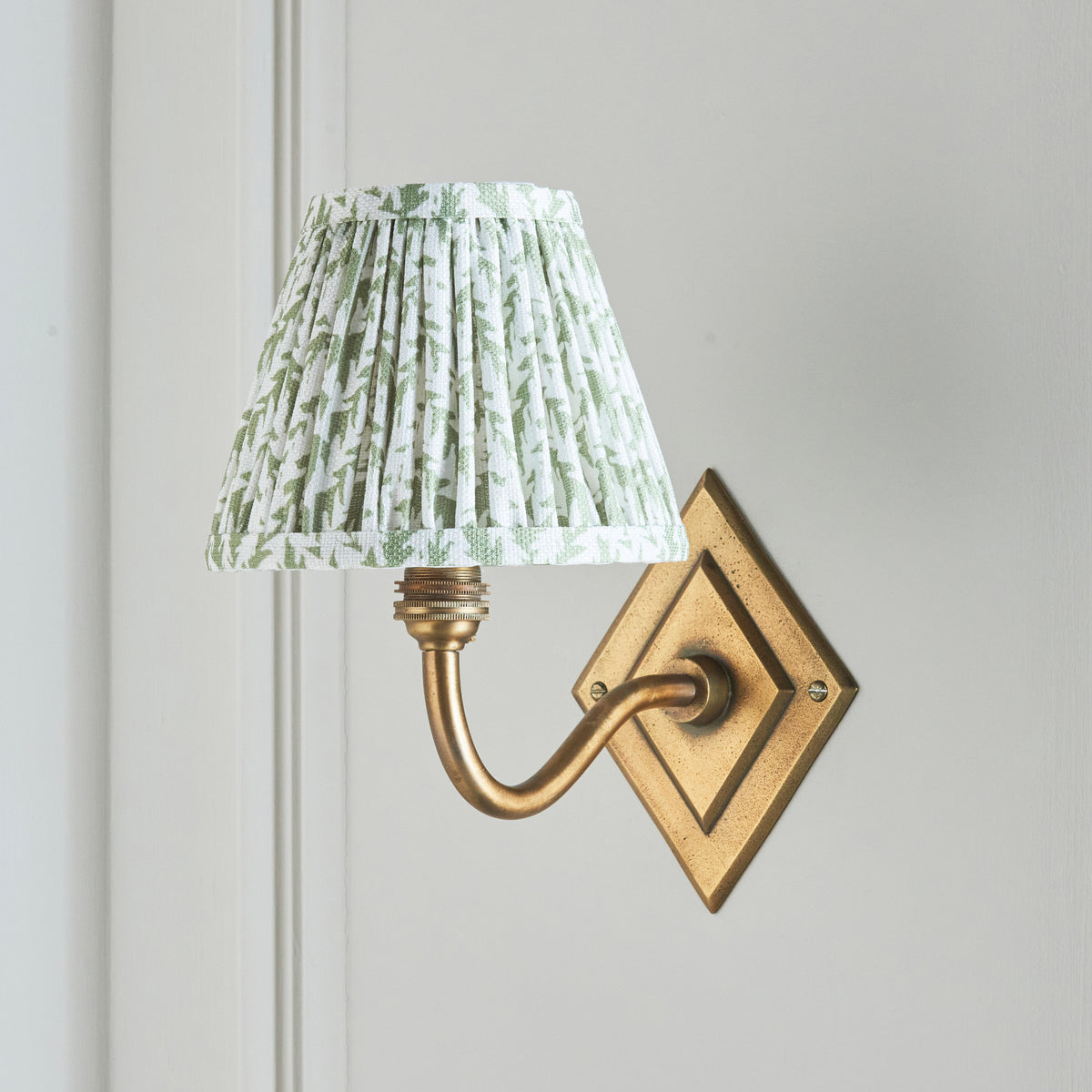 115395 Diamond Curve & Leaf 16cm Wall Light Brass Green