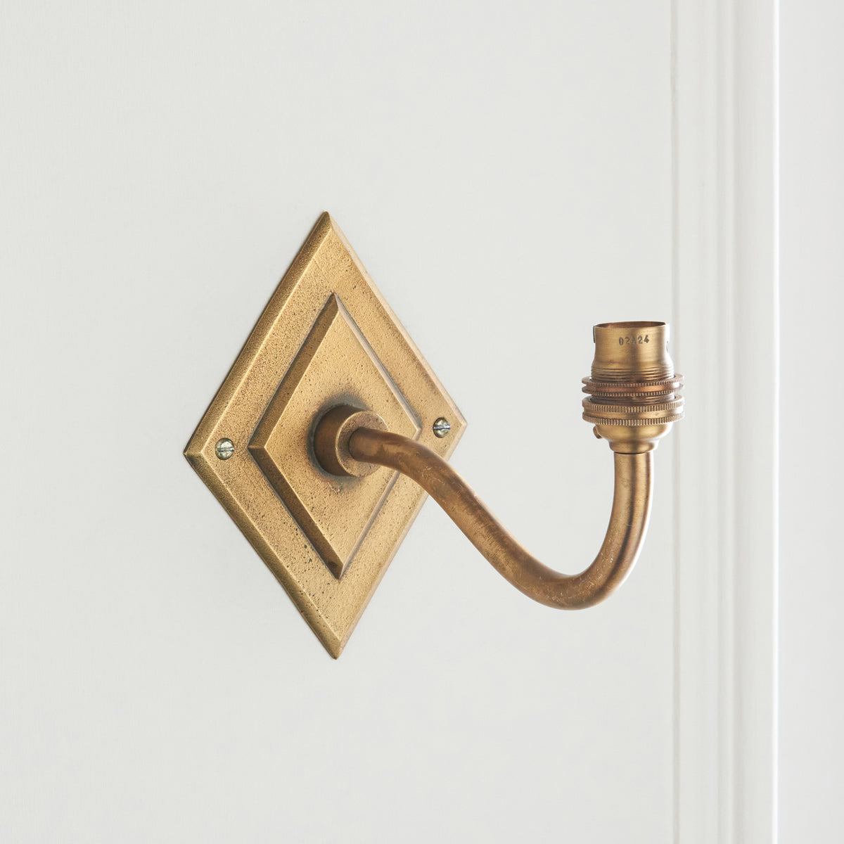 115395 Diamond Curve & Leaf 16cm Wall Light Brass Green