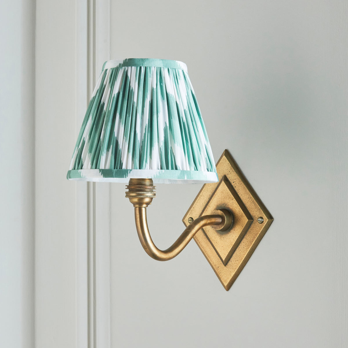115400 Diamond Curve & Zigzag 16cm Wall Light Brass Green
