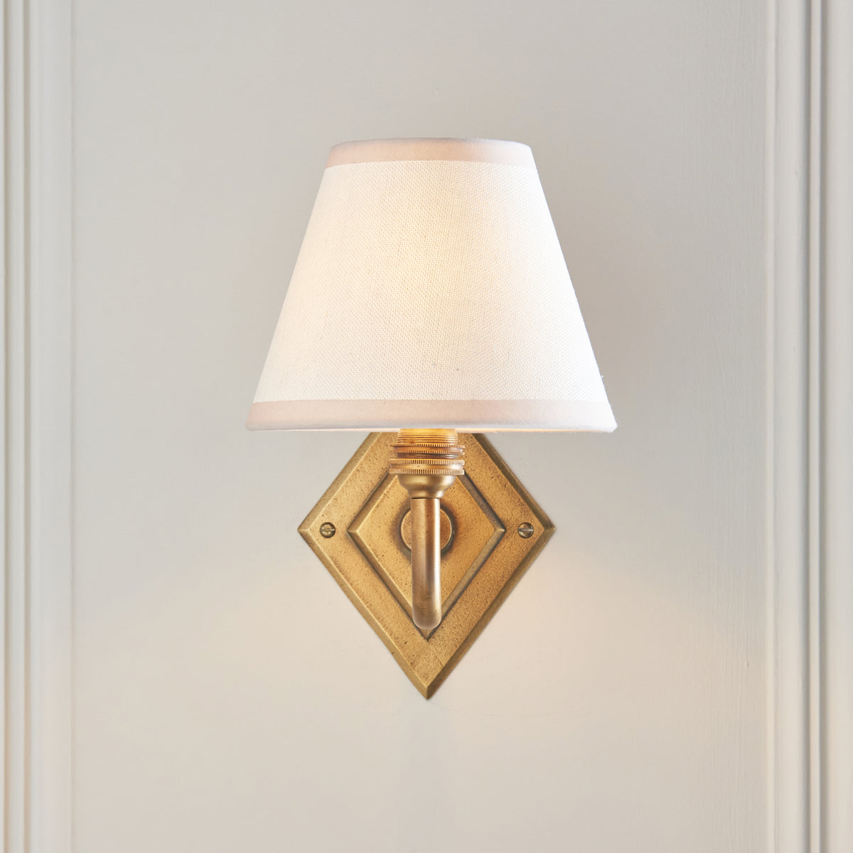 115405 Diamond Curve & Ivy 16cm Wall Light Brass White