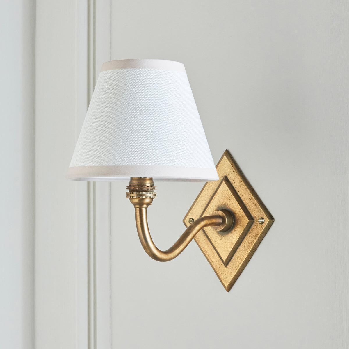 115405 Diamond Curve & Ivy 16cm Wall Light Brass White