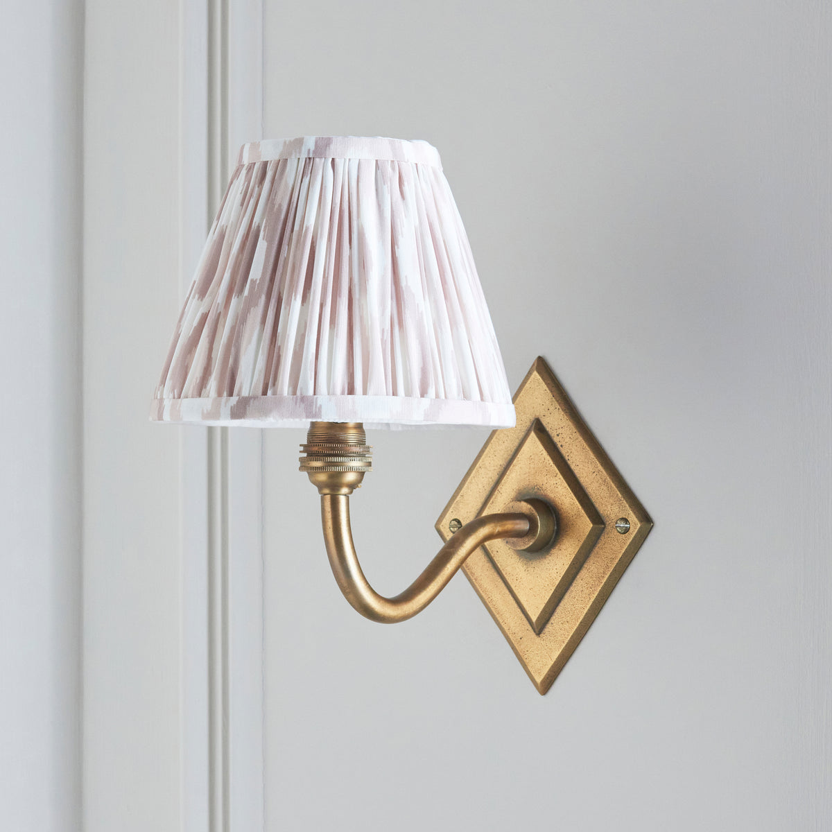 115406 Diamond Curve & Ikat 16cm Wall Light Brass