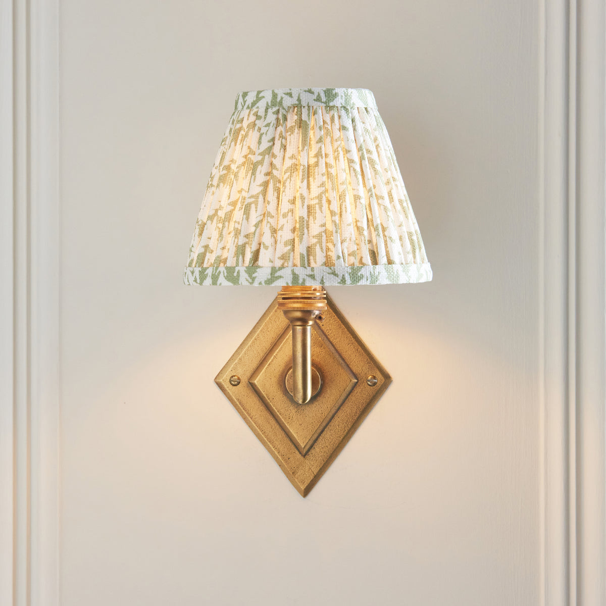 115411 Diamond Angle & Leaf 16cm Wall Light Brass Green