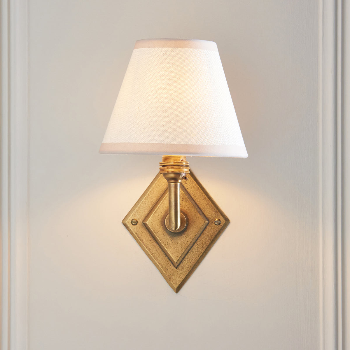 115421 Diamond Angle & Ivy 16cm Wall Light Brass White
