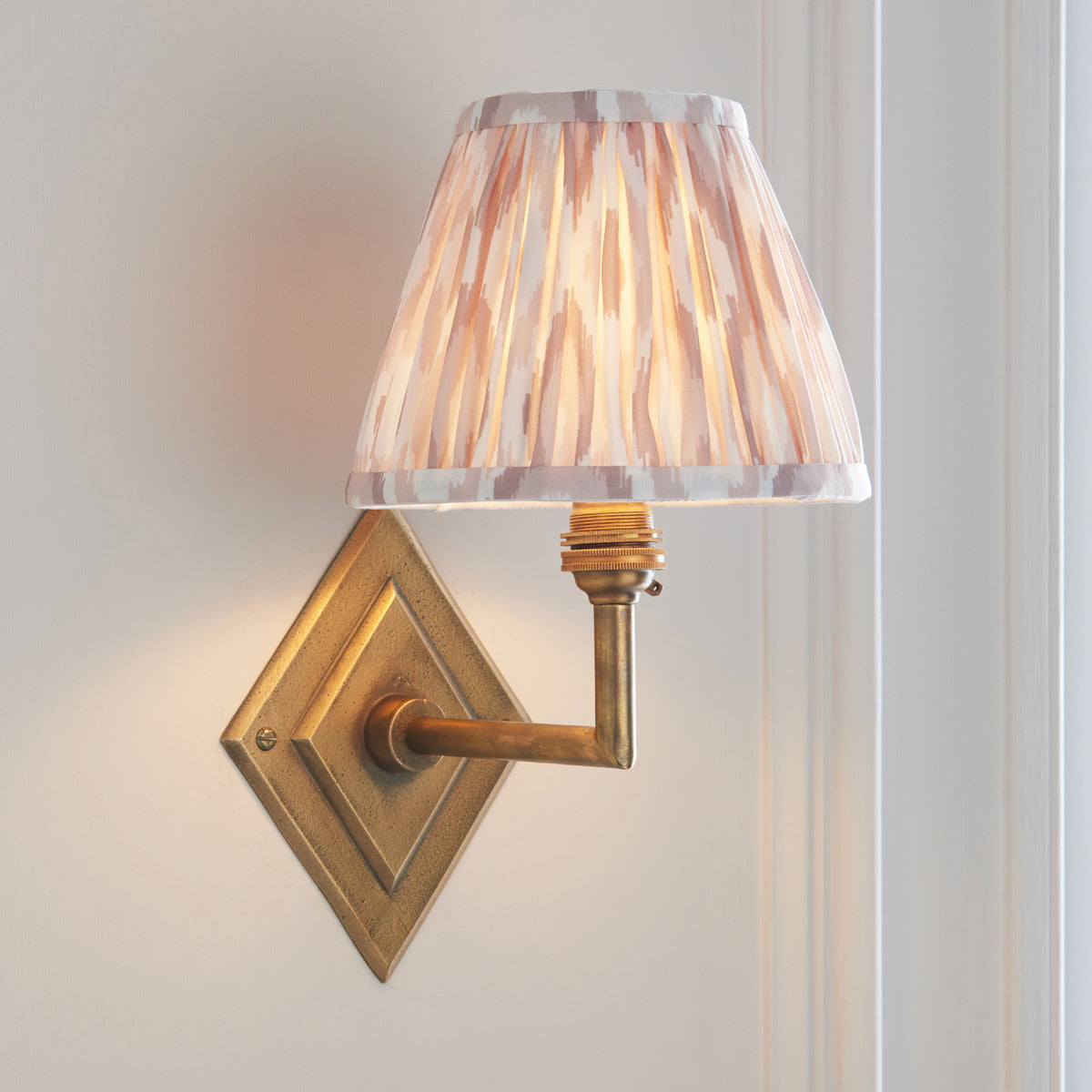 115422 Diamond Angle & Ikat 16cm Wall Light Brass