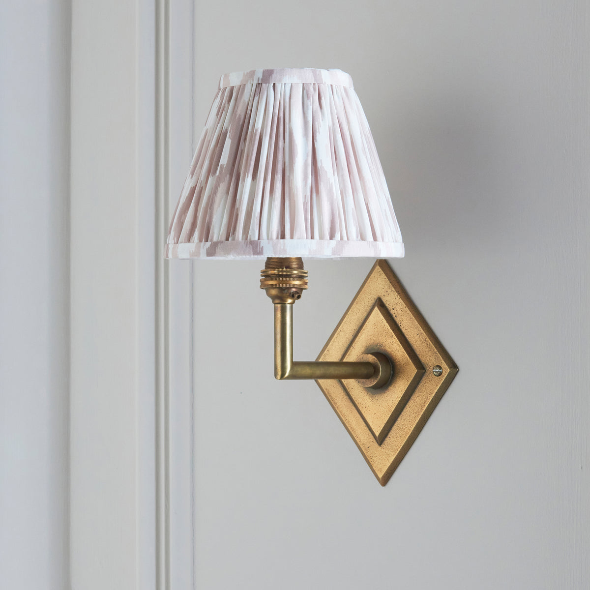 115422 Diamond Angle & Ikat 16cm Wall Light Brass