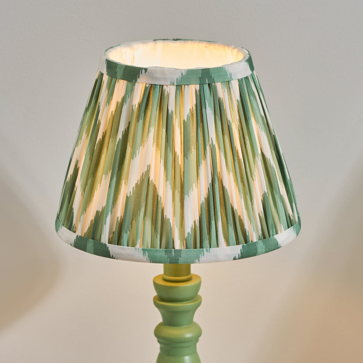 115941 Bibury & Zigzag 20cm Table Lamp Green