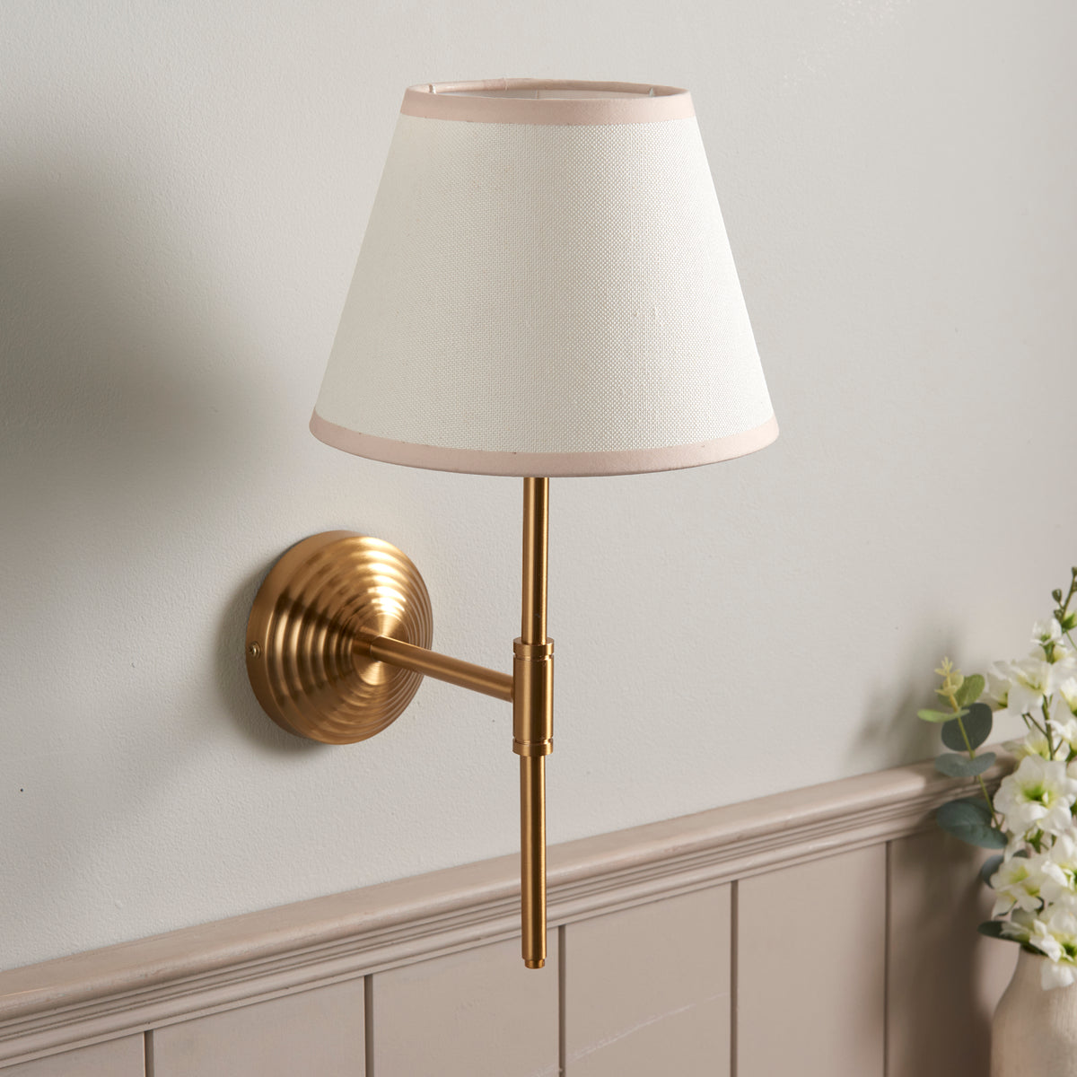 116024 Obelisk T Bar & Ivy 20cm Wall Light Brass White