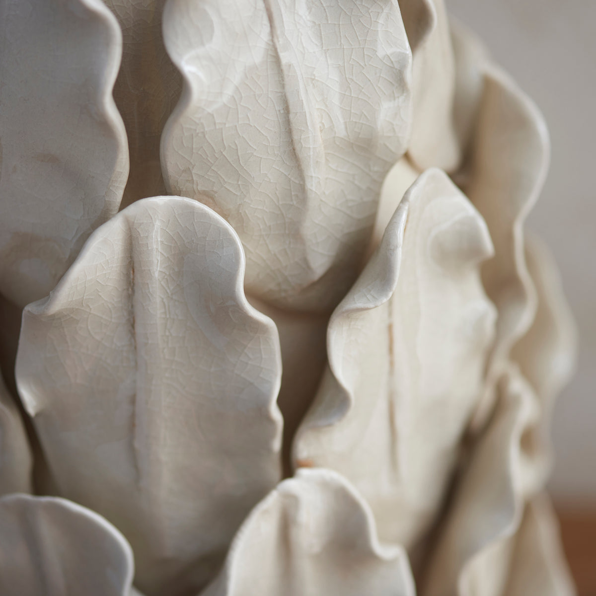 116457 Layered Leaf & Raffia 32cm Table Lamp Ivory