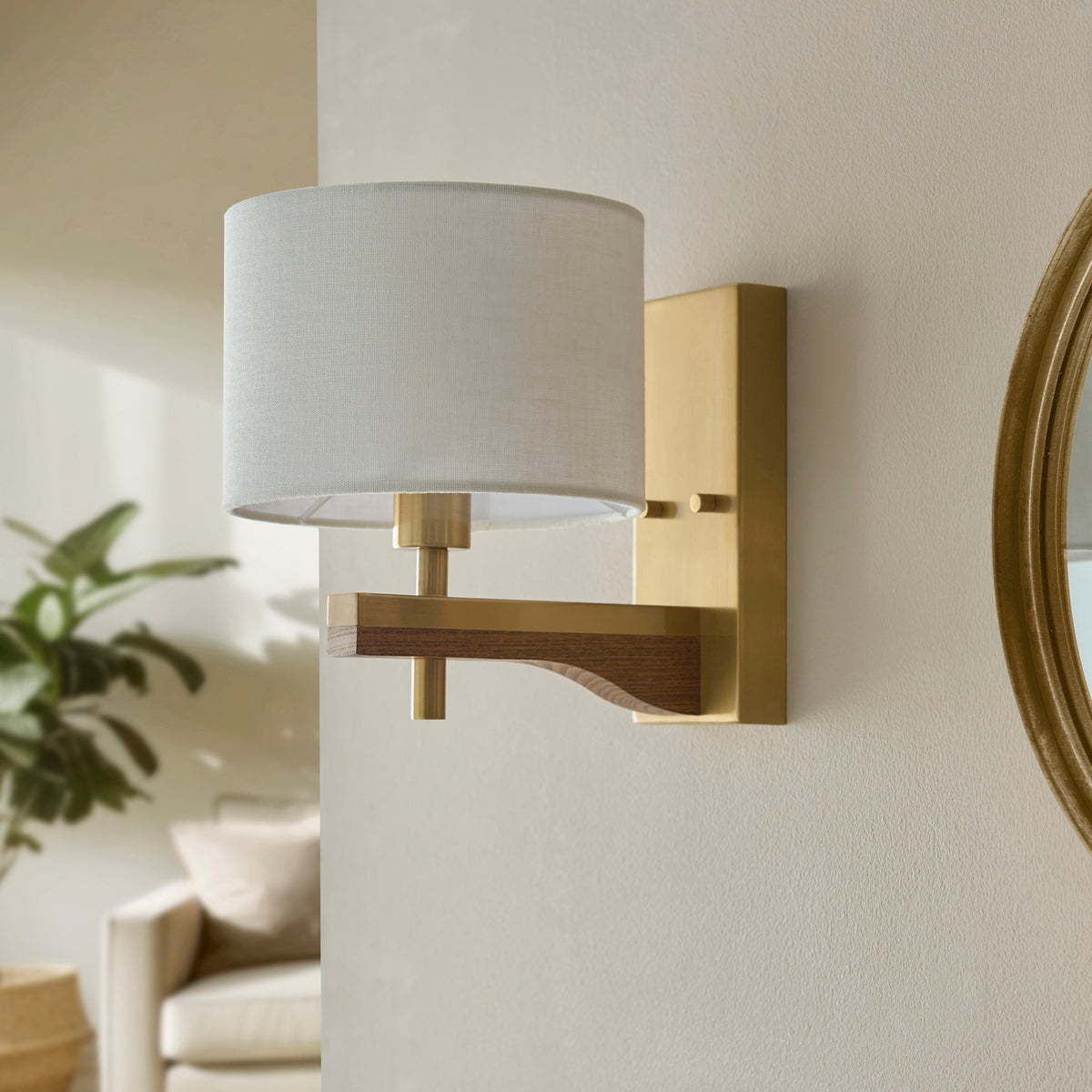 116995 Heathcliff Wall Light Brass Wood