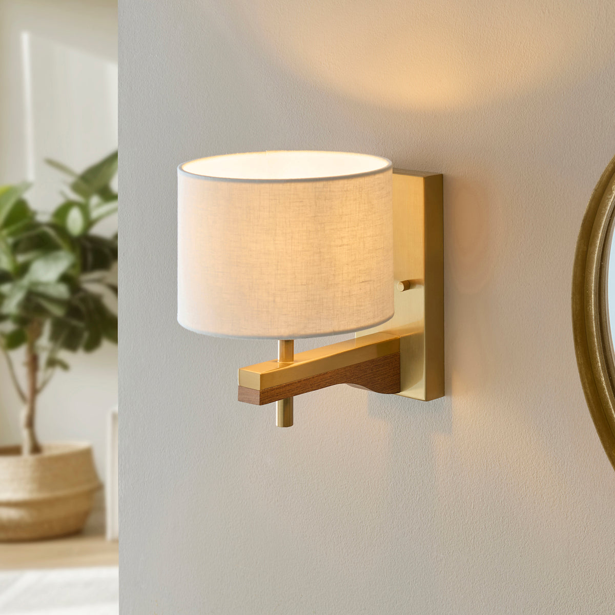 116995 Heathcliff Wall Light Brass Wood