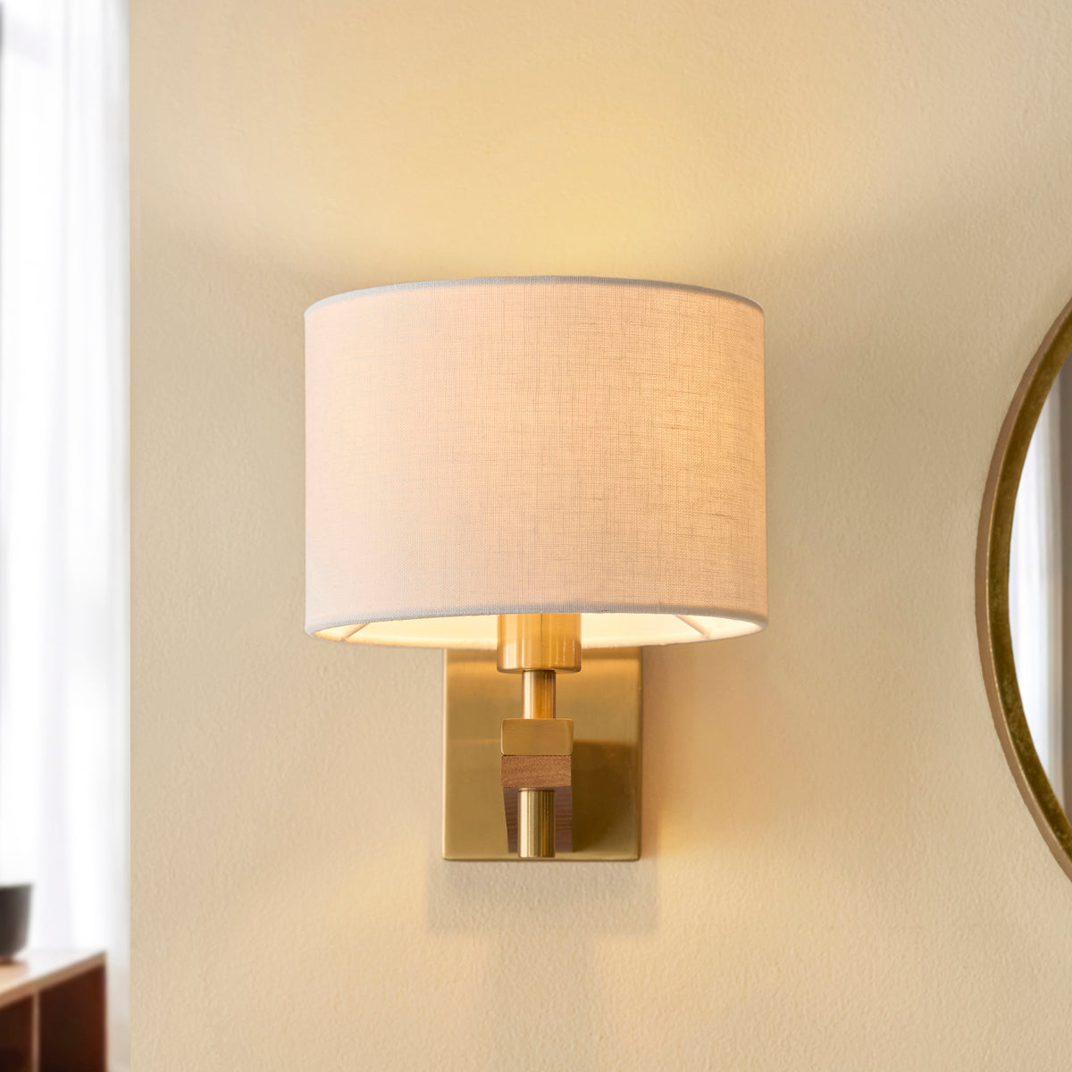 116995 Heathcliff Wall Light Brass Wood