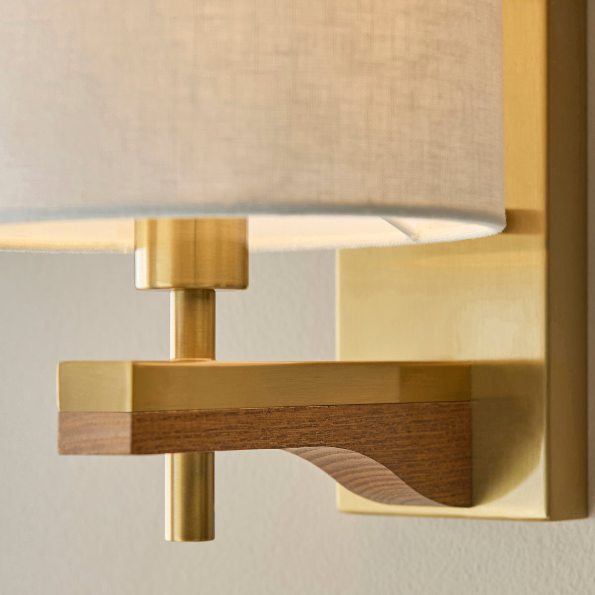 116995 Heathcliff Wall Light Brass Wood