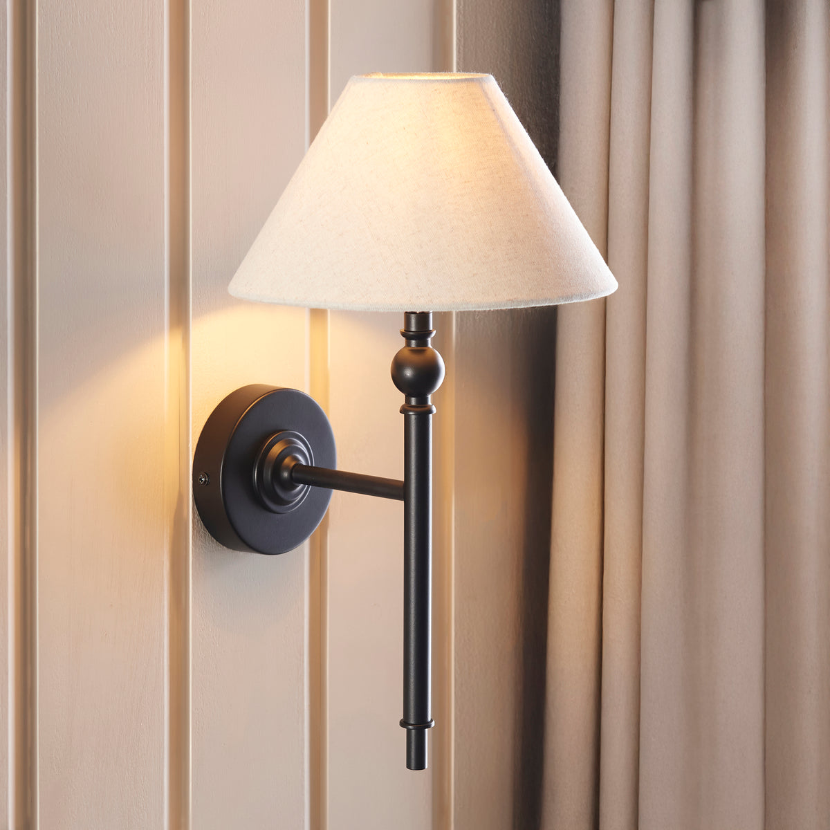 117826 Lille Wall Light Black
