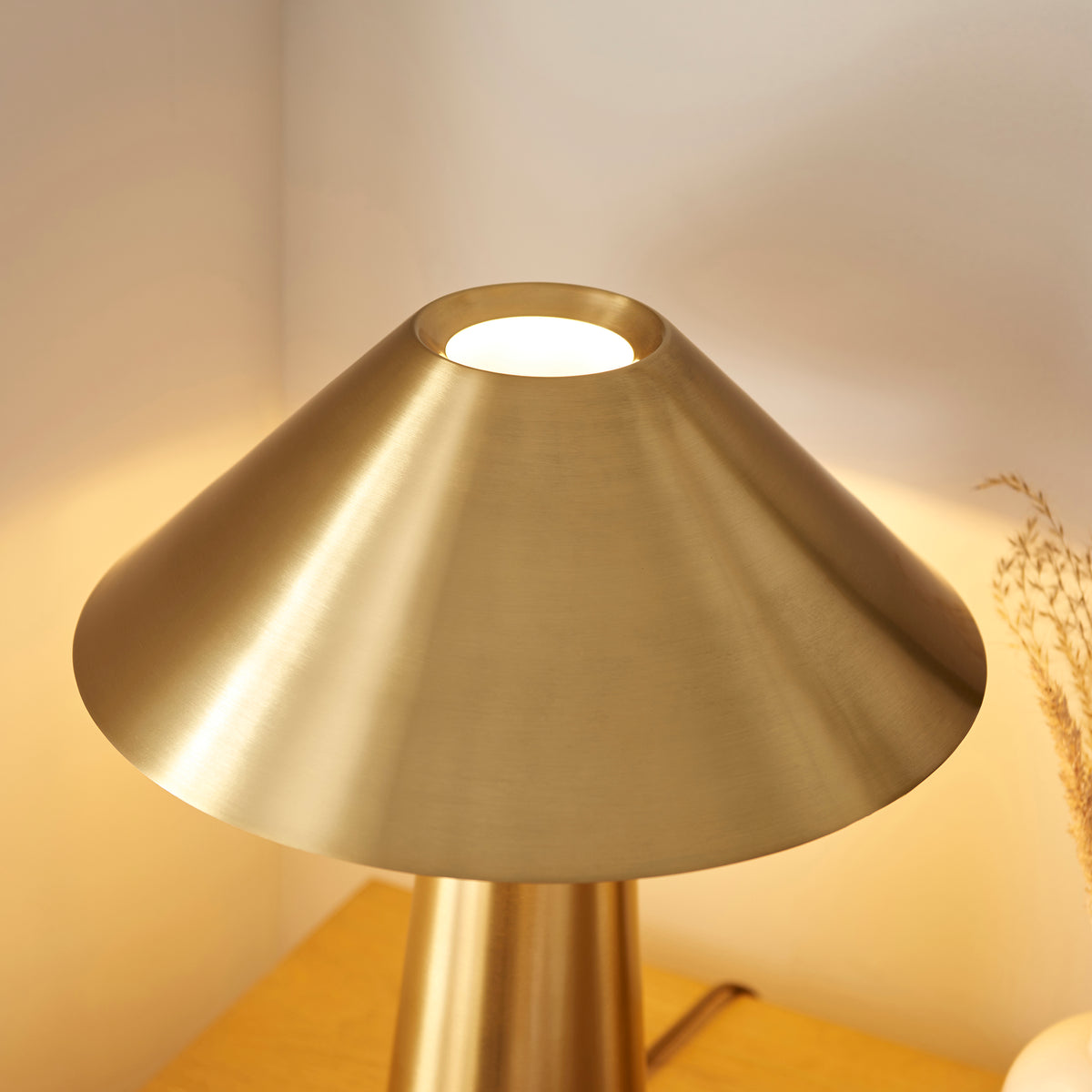 118685 Isak Table Lamp Brass
