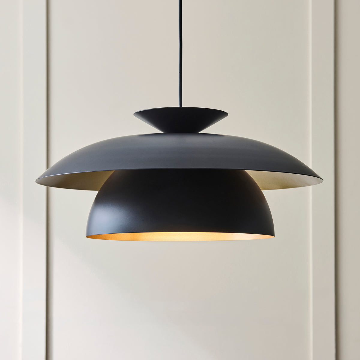 121071 Lyon Pendant Black