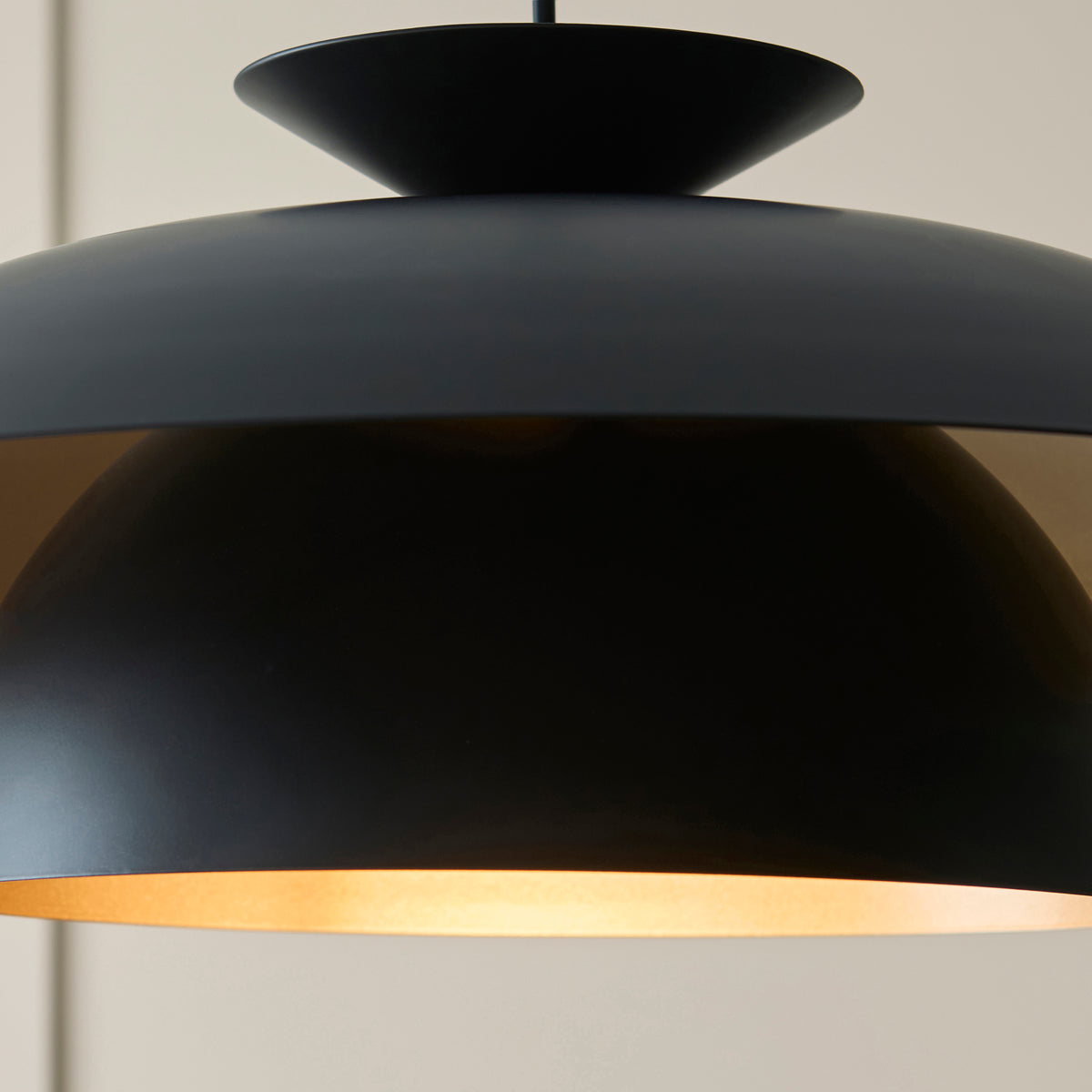 121071 Lyon Pendant Black