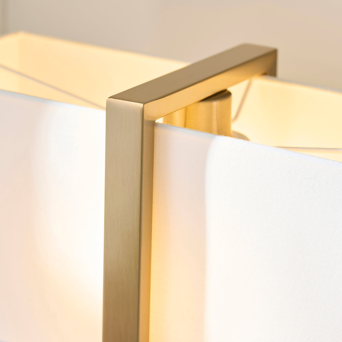 121991 Seattle Table Lamp Brass Ivory