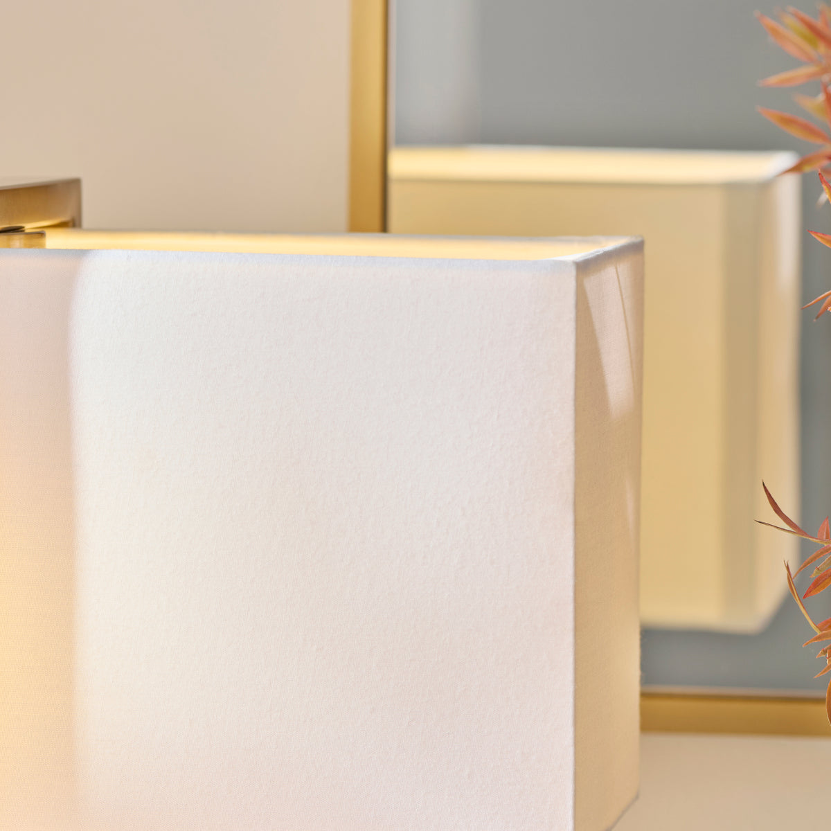 121991 Seattle Table Lamp Brass Ivory