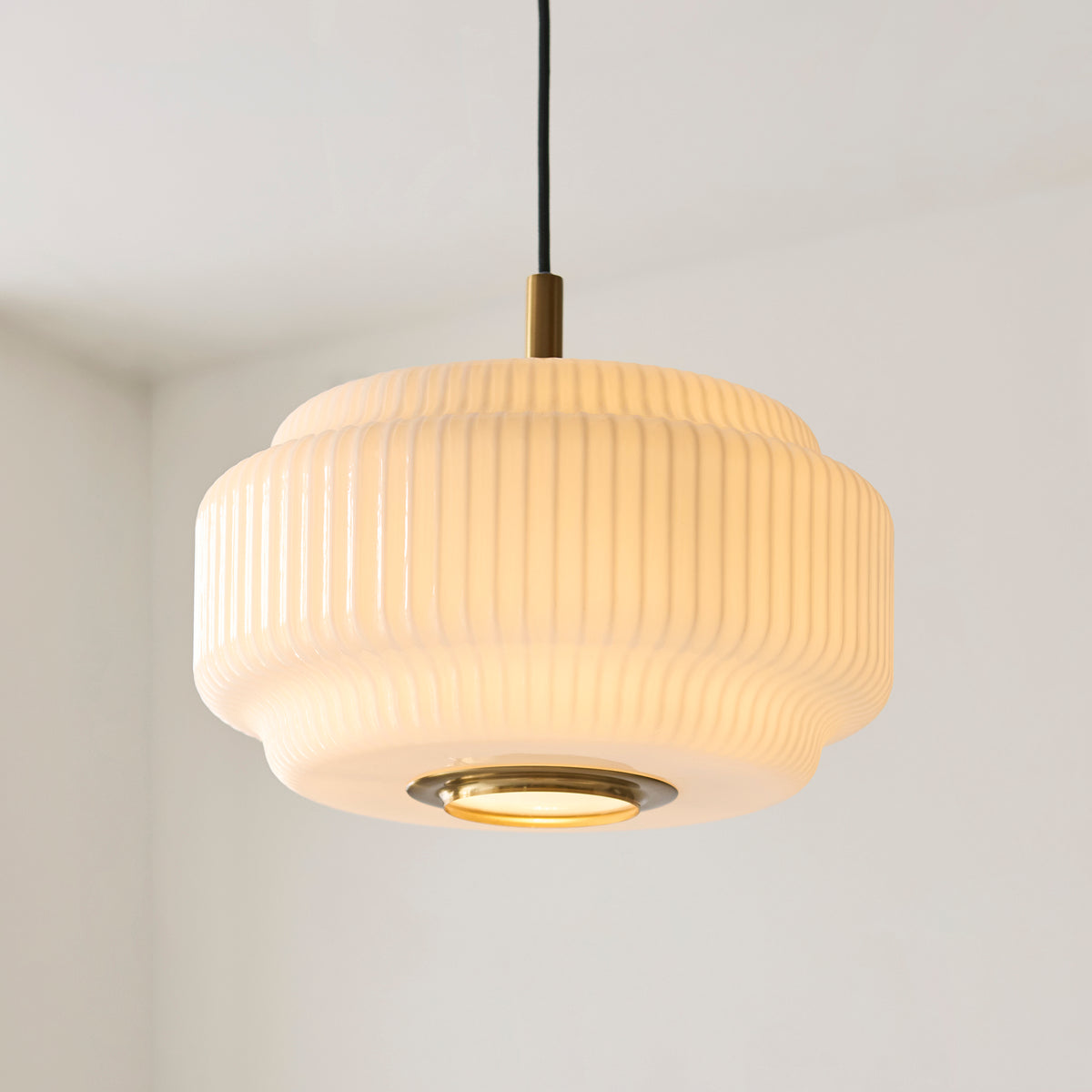 122052 Evora Pendant Brass Opal