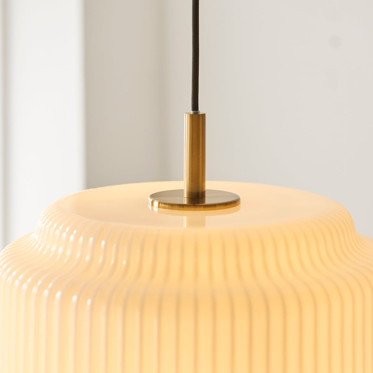 122052 Evora Pendant Brass Opal