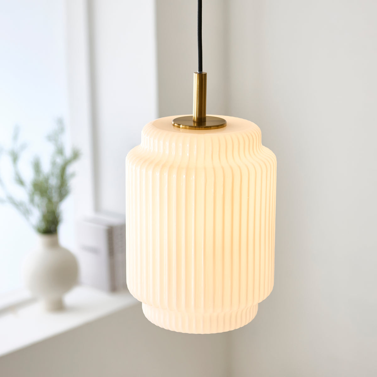 122054 Evora Pendant Brass Opal