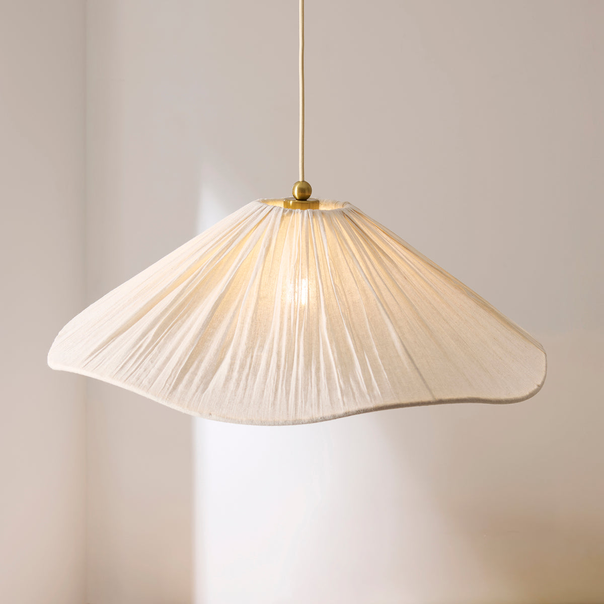 124380 Isabella Grand Pendant Brass White